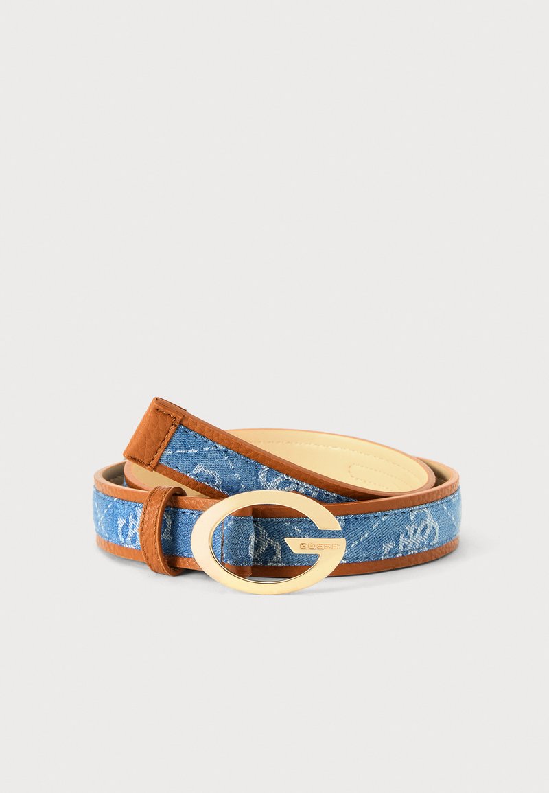 Ceinture en jean bleu avec bords en cuir marron et boucle ovale dorée, enroulée sur un fond gris clair.
