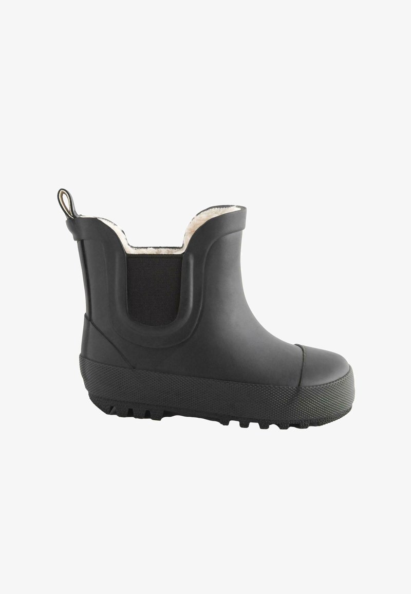 Botte de pluie noire à cheville avec semelle texturée, panneau latéral élastique, languette de traction au talon et doublure en polaire blanche visible en haut.