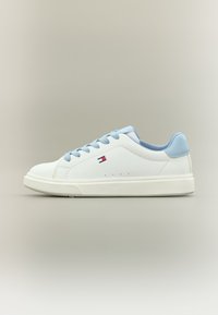 Άσπρο αθλητικό παπούτσι με ανοιχτό μπλε λεπτομέρειες, λείο συνθετικό επάνω μέρος, επίπεδα κορδόνια και ελάχιστες οπές. Λαστιχένια σόλα, σχεδίαση με χαμηλή κορυφή.