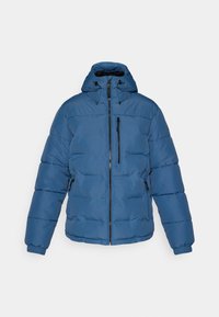 Chaqueta inflable azul con cierre frontal, capucha ajustable, puños elásticos y dos bolsillos laterales. Presenta un pequeño bolsillo en el pecho con cremallera.