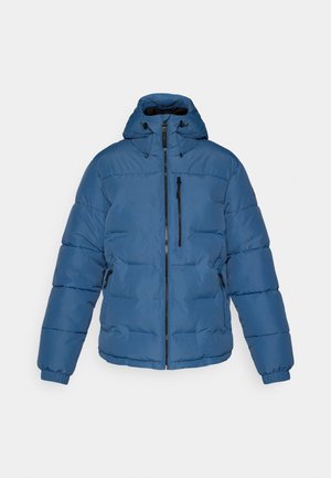 Chaqueta inflable azul con cierre frontal, capucha ajustable, puños elásticos y dos bolsillos laterales. Presenta un pequeño bolsillo en el pecho con cremallera.