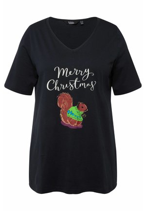 Schwarzes V-Ausschnitt-T-Shirt mit einem weihnachtlichen Motiv eines Eichhörnchens in einem grünen Pullover, mit weißer, geschwungener Schrift "Frohe Weihnachten".