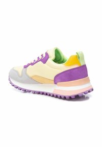 Sneaker multicolore che presenta un mix di materiali tra cui suede e rete, con accenti gialli, viola, verdi e grigi, e una suola texturizzata.