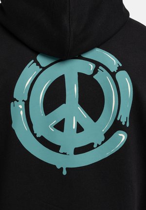 Schwarzer Hoodie mit einem großen türkisfarbenen Friedenzeichen-Graphic auf der Rückseite, das einen tropfenden Farbeffekt aufweist. Weicher Stoff, lässiges Design.