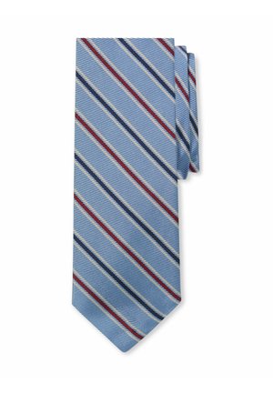 Hellblaues Seidenkrawatte mit diagonalen Streifen in Marineblau, Rot und Weiß, gefaltet auf weißem Hintergrund präsentiert.
