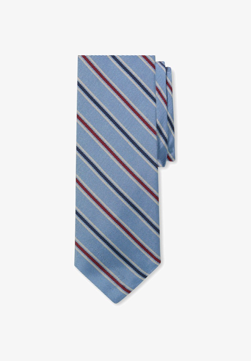 Lichtblauwe zijden stropdas met diagonale strepen in marineblauw, rood en wit, gevouwen weergegeven op een witte achtergrond.