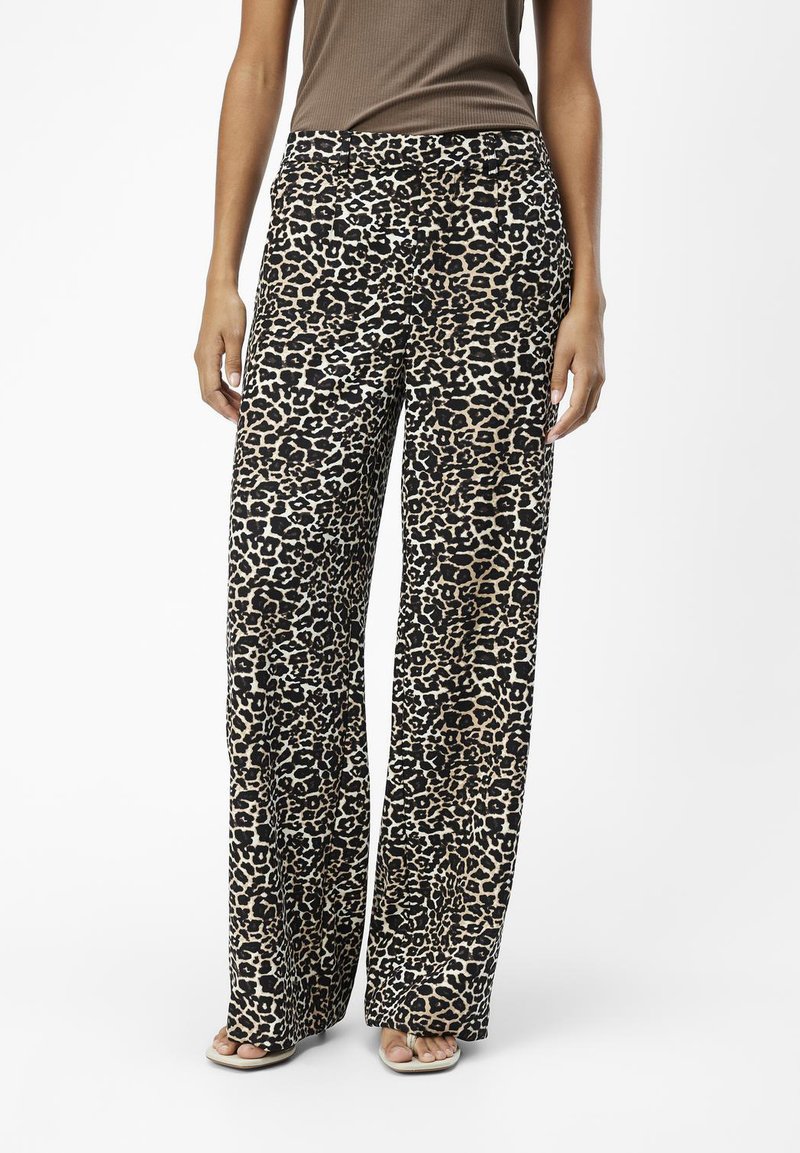 Buks med leopardprint i vide ben, laget av mykt stoff, med sorte og brune farger, avslappet passform og subtile sidelommer.