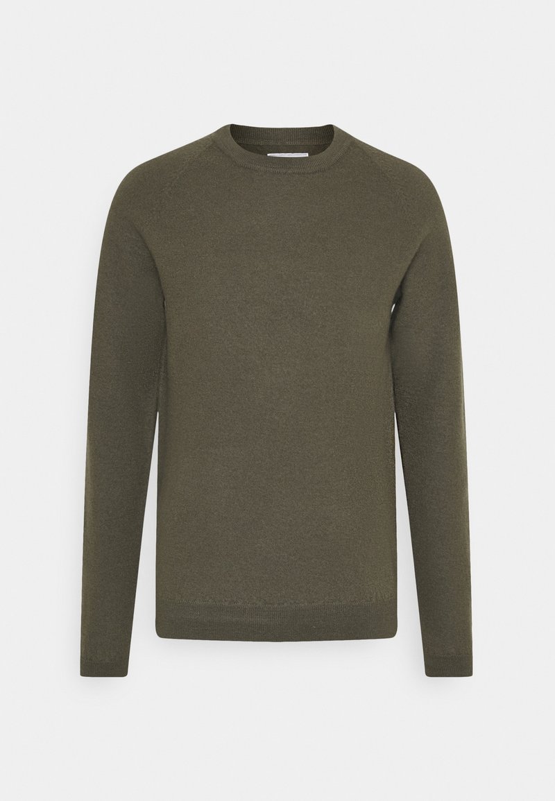 Oliwkowy sweter wykonany z miękkiego, lekkiego materiału. Posiada długie rękawy, okrągły dekolt oraz prążkowane mankiety i dół. Gładka faktura.