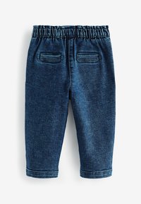 Dunkelblaue Denim-Hose mit elastischem Bund, zwei paspelierten Gesäßtaschen und umgeschlagenen Säumen, vor weißem Hintergrund dargestellt.