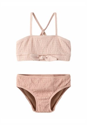 Šviesiai rožinis dviejų dalių maudymosi kostiumėlis su mazgu priekyje ant viršutinės dalies ir spaghetti dirželiais, kertančiais atgal.