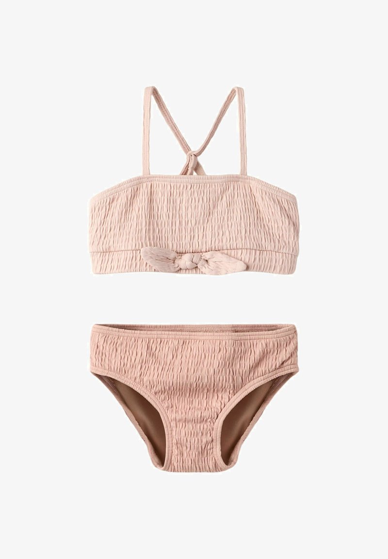 Maillot de bain deux pièces rose clair texturé avec un nœud à l'avant du haut et des bretelles spaghetti croisées dans le dos.