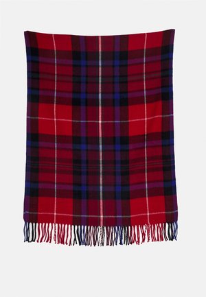 Czerwona wełniana szalik w kratę z czarnymi, niebieskimi i białymi paskami, z frędzlami na końcach na jednolitym białym tle.