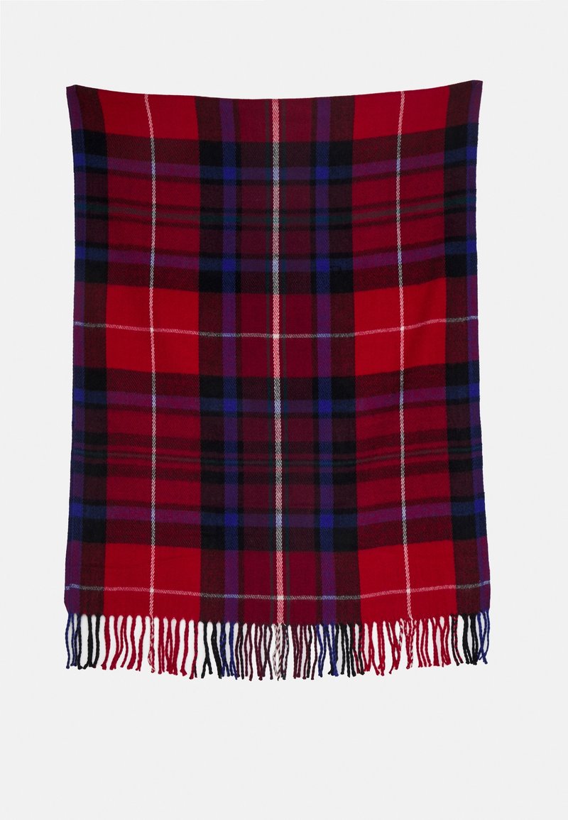 Écharpe en laine à carreaux rouge avec des rayures noires, bleues et blanches, ornée de franges aux extrémités, sur fond blanc uni.