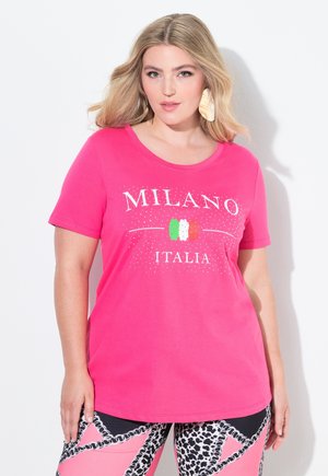 T-shirt rose à manches courtes avec un graphique "MILANO ITALIA" accentué de vert, blanc et rouge, et orné de strass décoratifs.