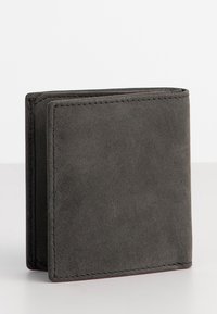 Cartera bicolor de cuero gris con una textura suave, esquinas redondeadas y costuras visibles a lo largo de los bordes. Diseño compacto y minimalista.