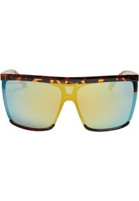 Lunettes de soleil avec une monture en écaille de tortue, des verres dégradés bleu-jaune et un design angulaire. Des accents transparents sur les branches améliorent la visibilité.