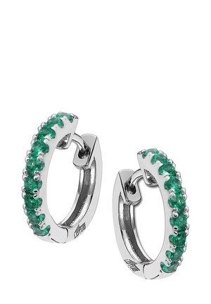 Boucles d'oreilles créoles en argent avec une rangée de pierres précieuses vertes. Forme ronde, finition polie, avec de petits sertissages à griffes le long du bord extérieur.