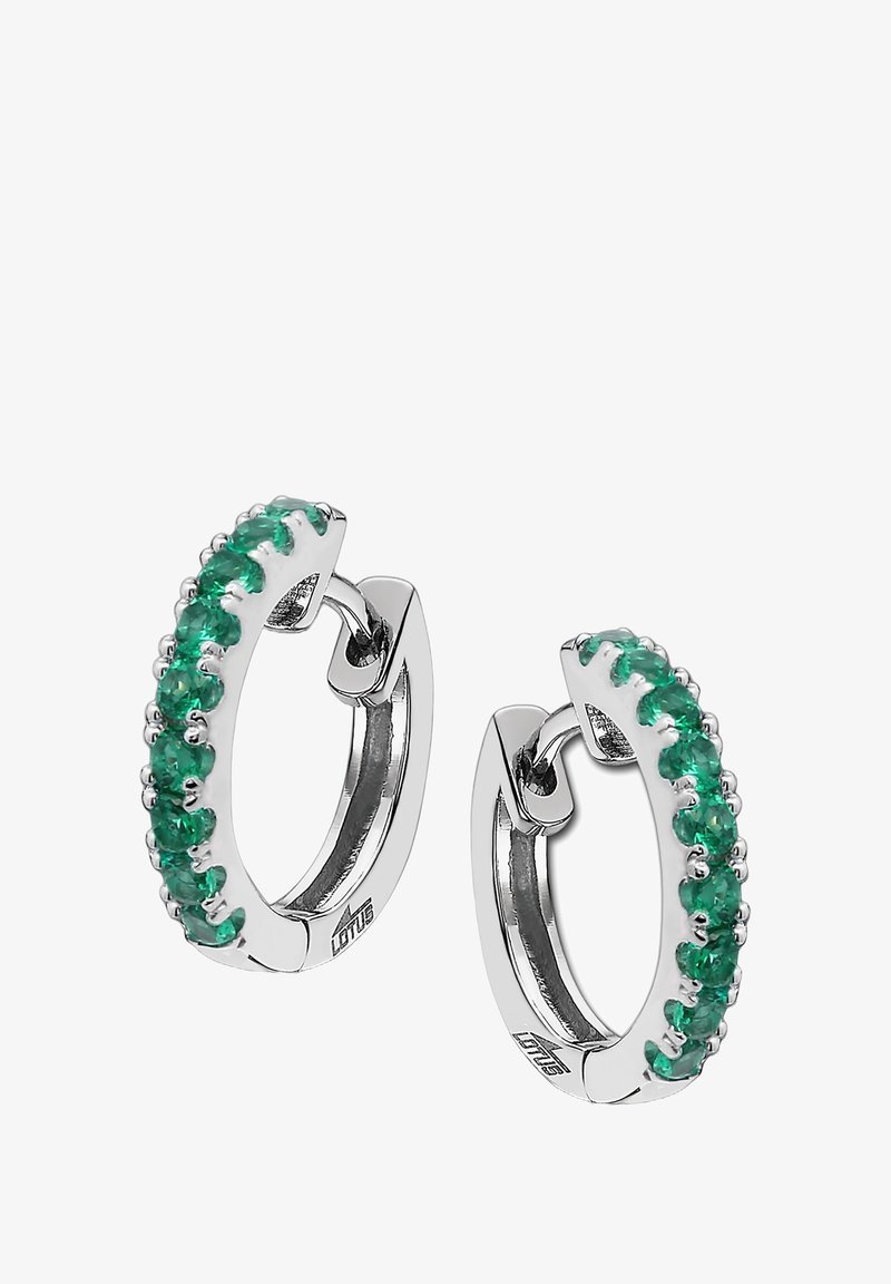 Boucles d'oreilles créoles en argent avec une rangée de pierres précieuses vertes. Forme ronde, finition polie, avec de petits sertissages à griffes le long du bord extérieur.