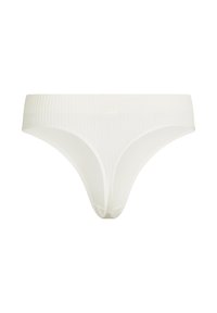 Thong blanc à côtes avec une large ceinture, présentant une texture lisse et un design minimaliste, agrémenté d'un détail de logo subtil.