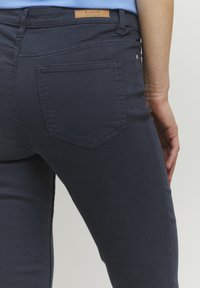 b.young BYLOLA BYLIKKE SLIT JEANS - - Šorti - copenhagen night