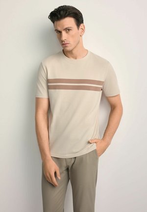 - T-shirt z nadrukiem