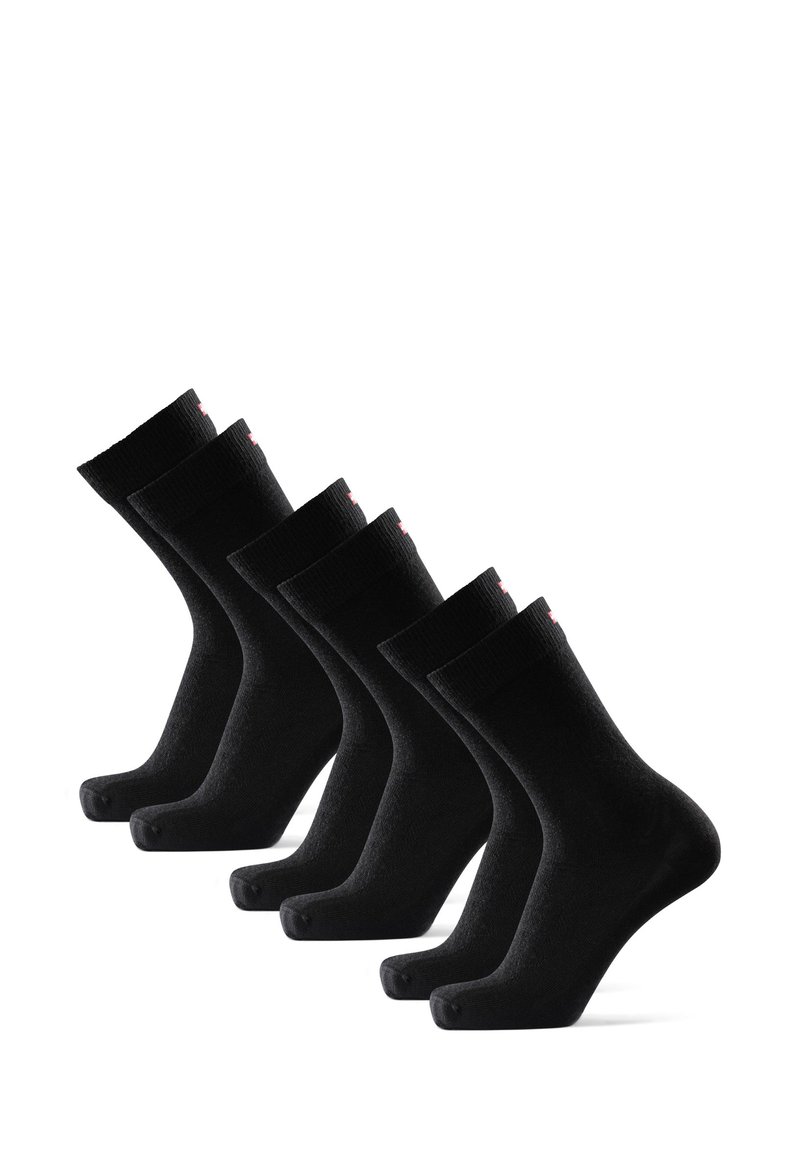 Calcetines de tripulación negros, hechos de material suave, presentan un diseño acanalado en la parte superior y una textura lisa, con seis pares exhibidos uno al lado del otro.