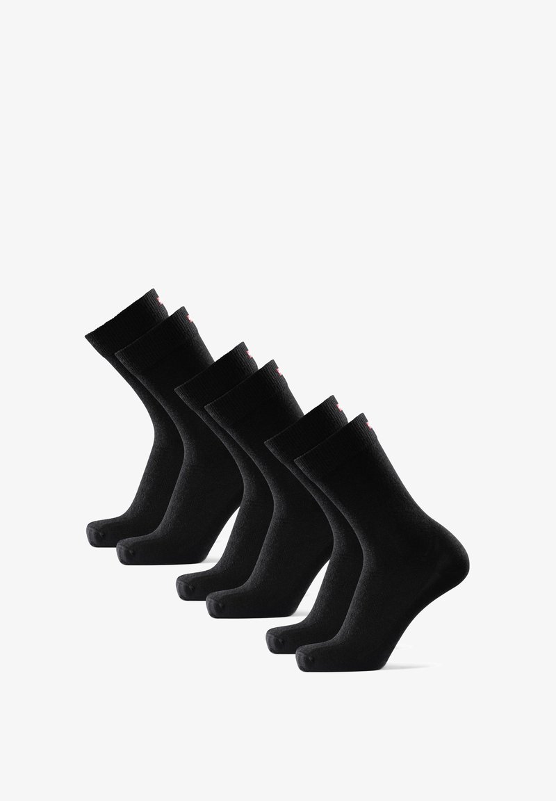 Calcetines de tripulación negros, hechos de material suave, presentan un diseño acanalado en la parte superior y una textura lisa, con seis pares exhibidos uno al lado del otro.