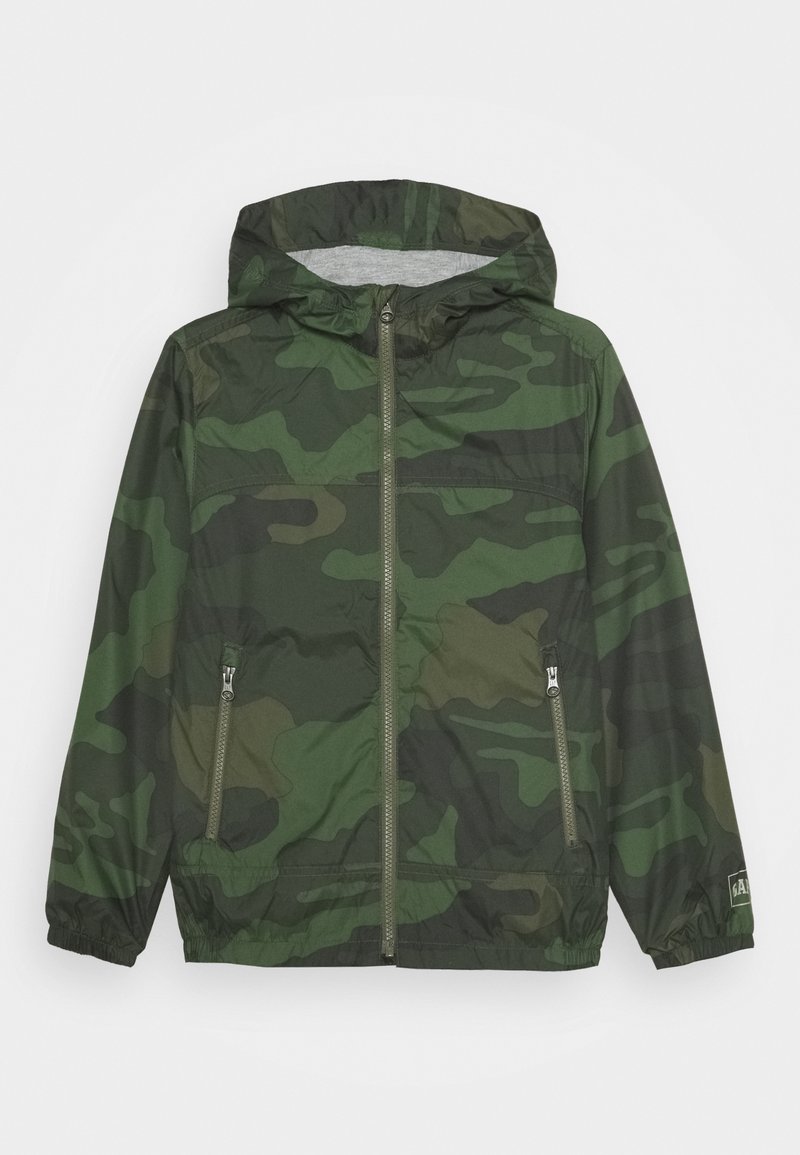 Veste à capuche aux motifs camouflage vert clair et vert foncé, avec fermeture éclair à l'avant et deux poches latérales zippées.