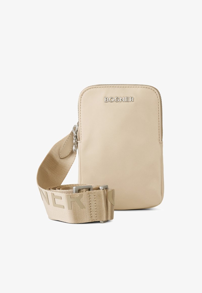 Beige leren crossbody tas met een ritssluiting, voorzien van een logo in reliëf op de voorkant en een geweven schouderband met de merknaam.