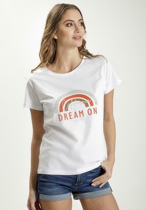 Biała bawełniana koszulka z krótkim rękawem, ozdobiona kolorową grafiką tęczy oraz pomarańczowym napisem "Dream On". Koszulka ma okrągły dekolt.