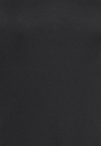 Czarna tkanina o gładkiej, matowej fakturze. Równomierny kolor bez widocznych wzorów czy akcentów, odpowiednia do różnych zastosowań.