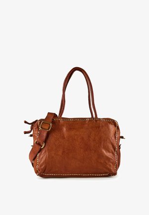 Bolso de cuero marrón con asas dobles, correa de hombro desmontable y pequeños tachuelas doradas delineando los bordes sobre un fondo blanco.