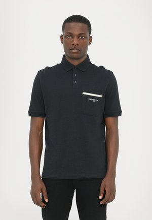 Svart polo skjorte med krage, tre knapper foran og lomme med kontrastfarget hvit stripe. Mykt bomullsstoff med klassisk passform.