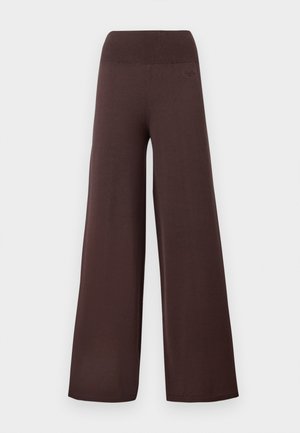 Bredde ben, høy midje, brune strikkede bukser med ribbestrikket elastisk midjebånd, vist mot en enkel hvit bakgrunn.