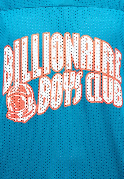 Μπλε δίχτυ ύφασμα με μεγάλα λευκά και πορτοκαλί γράμματα "Billionaire Boys Club" και γραφικό κράνος αστροναύτη.