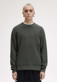 Sweatshirt knit verde con un motivo testurizzato, collo tondo, maniche lunghe e polsini a costine con sottili accenti a righe.