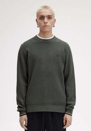 Sweatshirt knit verde con un motivo testurizzato, collo tondo, maniche lunghe e polsini a costine con sottili accenti a righe.