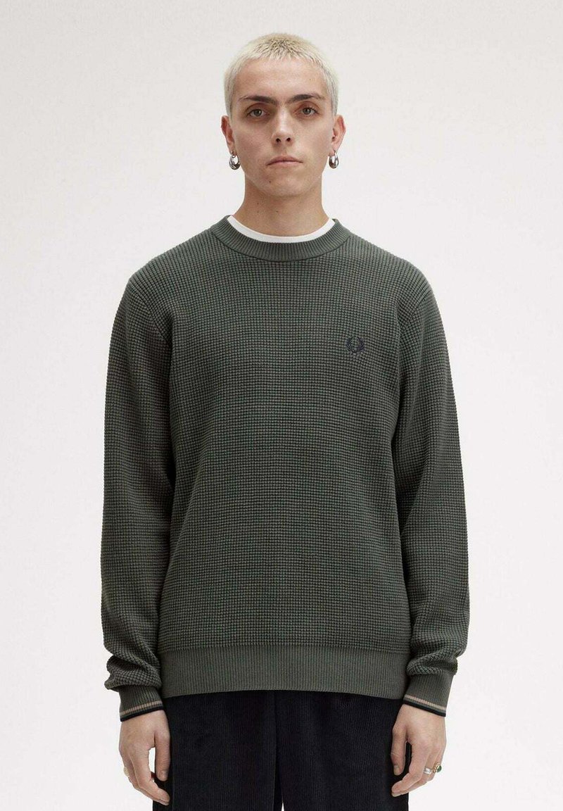 Sweatshirt knit verde con un motivo testurizzato, collo tondo, maniche lunghe e polsini a costine con sottili accenti a righe.