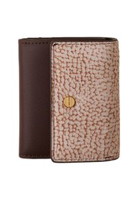 Portafoglio in pelle marrone con risvolto anteriore strutturato beige chiaro e piccolo clasp rotondo dorato al centro.