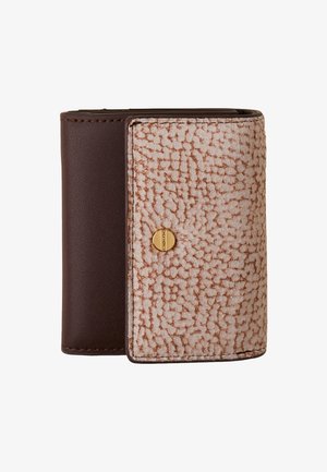 Portafoglio in pelle marrone con risvolto anteriore strutturato beige chiaro e piccolo clasp rotondo dorato al centro.