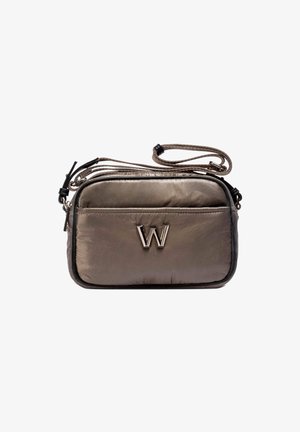 Petit sac bandoulière métallique marron avec une sangle ajustable et une poche avant arborant un emblème argenté en forme de "W".