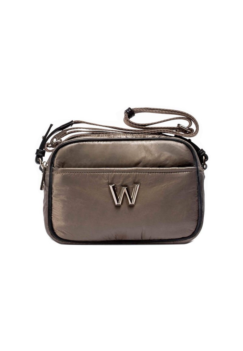 Pequeño bolso bandolera metálico marrón con correa ajustable y bolsillo frontal que presenta un emblema plateado de "W".