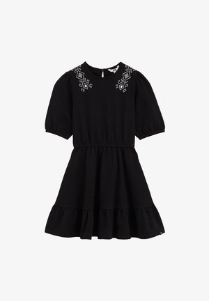 Fekete ruha pöttyös ujjakkal, texturált anyagból, rakott szoknyával és hímzett díszítéssel a vállakon. Hátsó kulcslyuk nyílással.