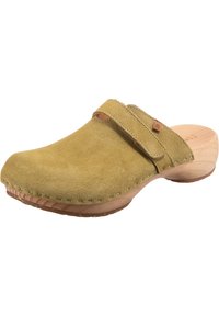 Klotstyle sko i gul mocka med en träplatta, med en sidrem och dekorativ sömnad längs sulan.