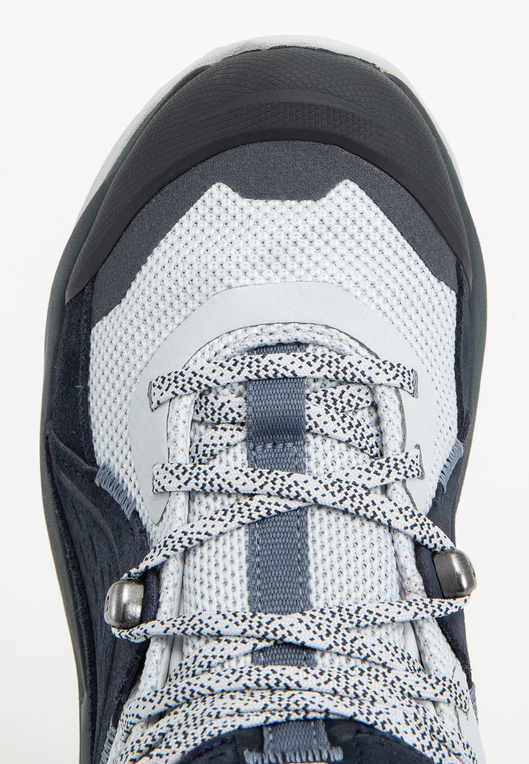 Graue und marineblaue Wanderschuhe, Ansicht von oben, mit Netz- und Wildledermaterialien, einer strukturierten Sohle und geflochtenen Schnüren mit reflektierenden Akzenten.