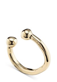 Anillo de metal con baño dorado, presenta un diseño suave y curvado con dos extremos esféricos. Superficie pulida con un estilo minimalista.