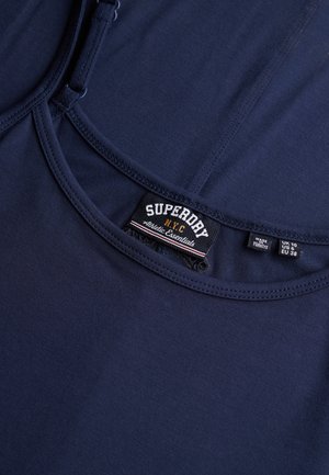 Marineblauw aansluitend tanktop gemaakt van zachte katoen. Heeft een ronde halslijn en een label met de tekst "Superdry Athletic Essentials."