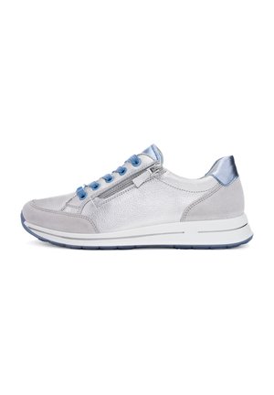 Silberner Sportschuh mit blauen Schnürsenkeln, ausgestattet mit einem Reißverschluss, Wildlederakzenten und einer strukturierten Oberfläche. Gepolsterte Sohle und schlankes Design.