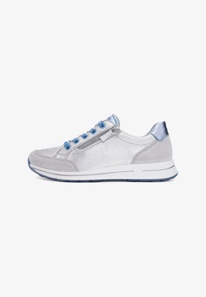 Chaussure de sport argentée avec des lacets bleus, dotée d'une fermeture éclair, d'accents en daim et d'une tige texturée. Semelle rembourrée et design épuré.