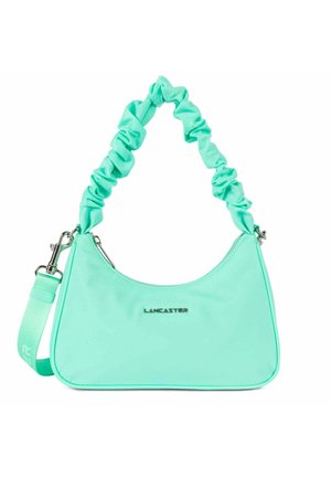 Borsa a tracolla verde menta con superficie sintetica liscia, tracolla arricciata e dettagli logo argentati. Presenta una chiusura con zip e una tracolla regolabile.